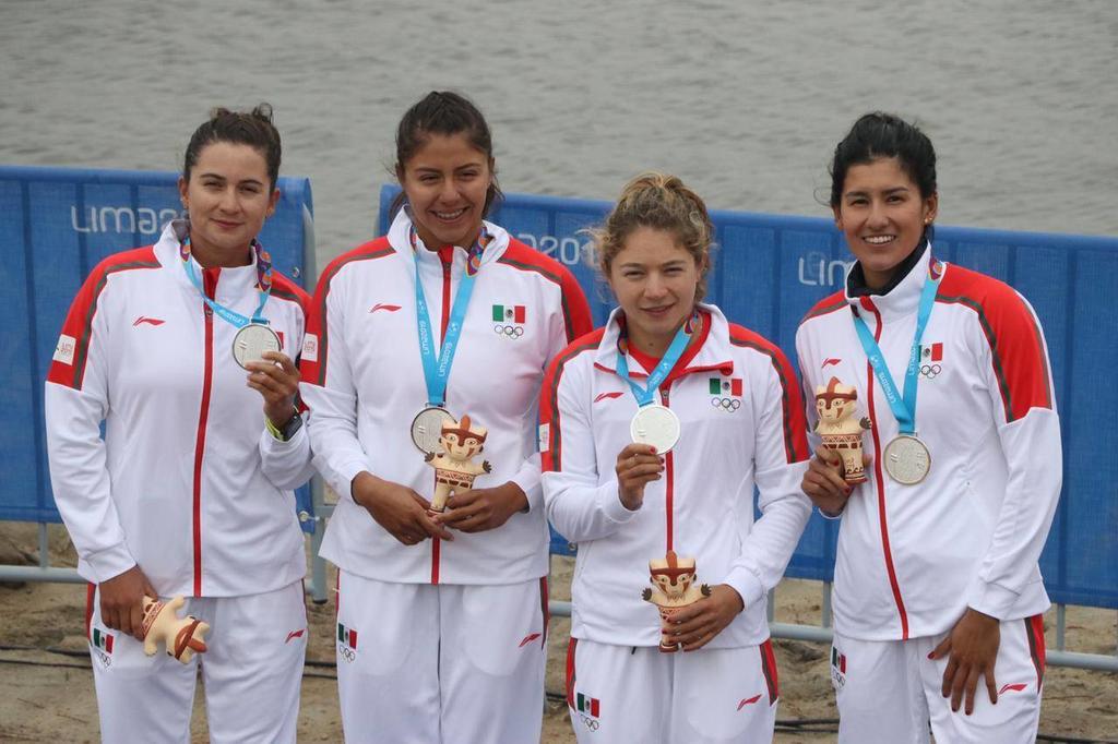 Las mexicanas Karina Alanís, Beatriz Briones, Brenda Gutiérrez y Maricela Montemayor consiguieron la medalla de plata en canotaje en los Juegos Panamericanos.  (TWITTER)