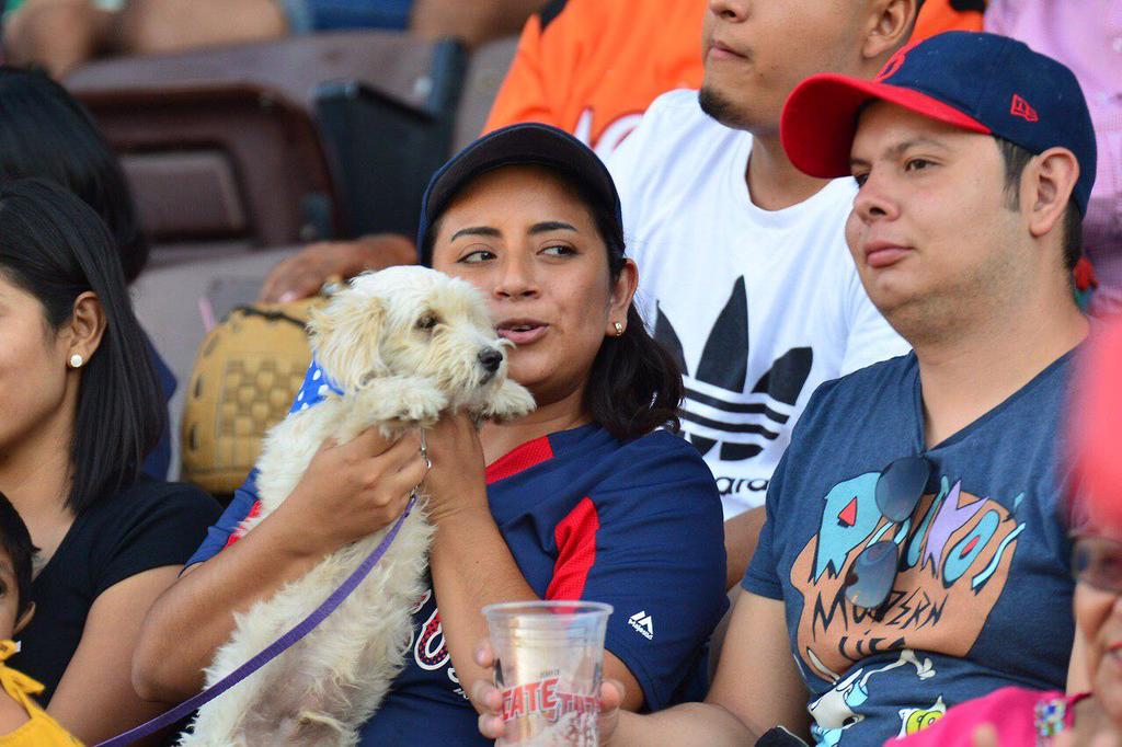 Los aficionados disfrutaron del estadio junto a sus mascotas. (ESPECIAL)