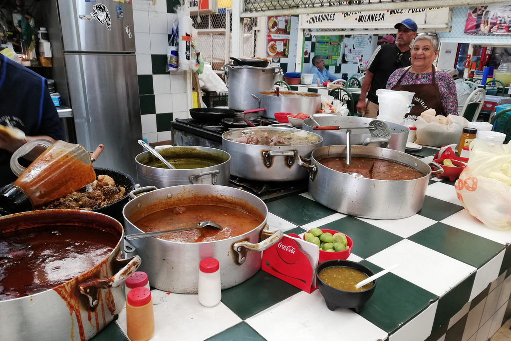 Visitantes de la región, del país y de EUA acuden al Mercado Juárez a probar los platillos típicos. (VIRGINIA HERNÁNDEZ)
