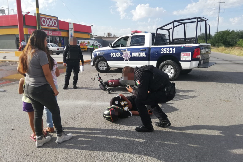 Conductor de auto arrolla a motociclista al oriente de Torreón; ambos se dirigían a sus trabajos cuando ocurrió el accidente. (EL SIGLO DE TORREÓN)