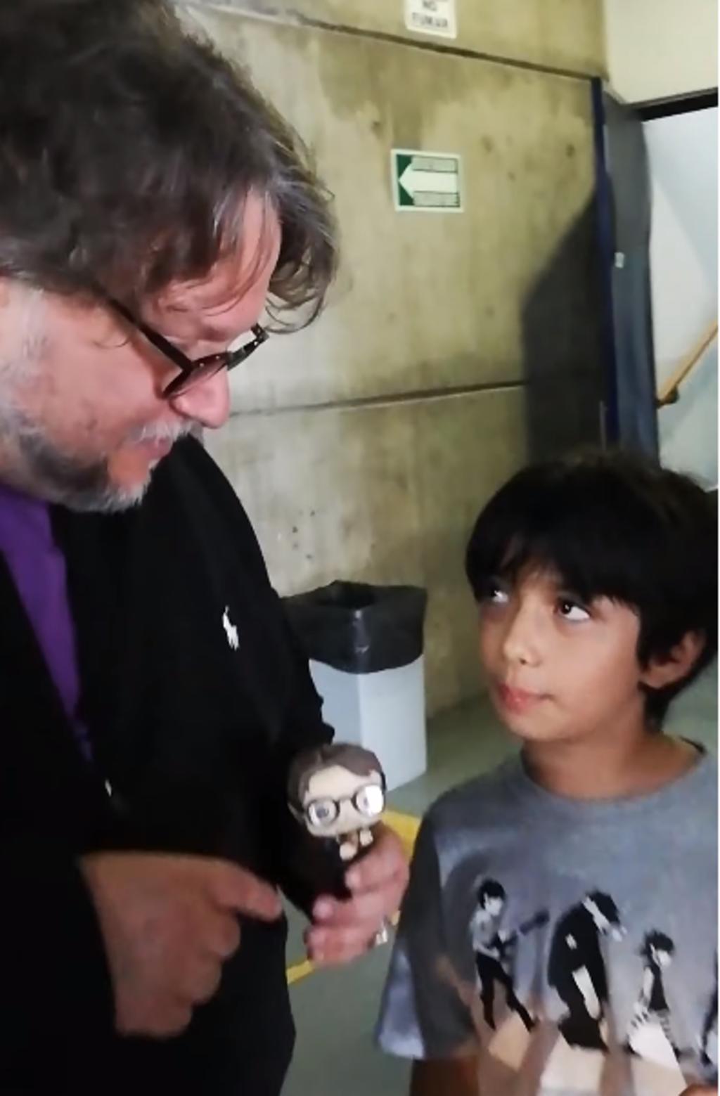 El chico acudió al concierto sinfónico En casa con mis monstruos en el Auditorio Telmex. Al término de la función, logró entrevistar a Del Toro, quien es su ídolo.
(YOUTUBE)
