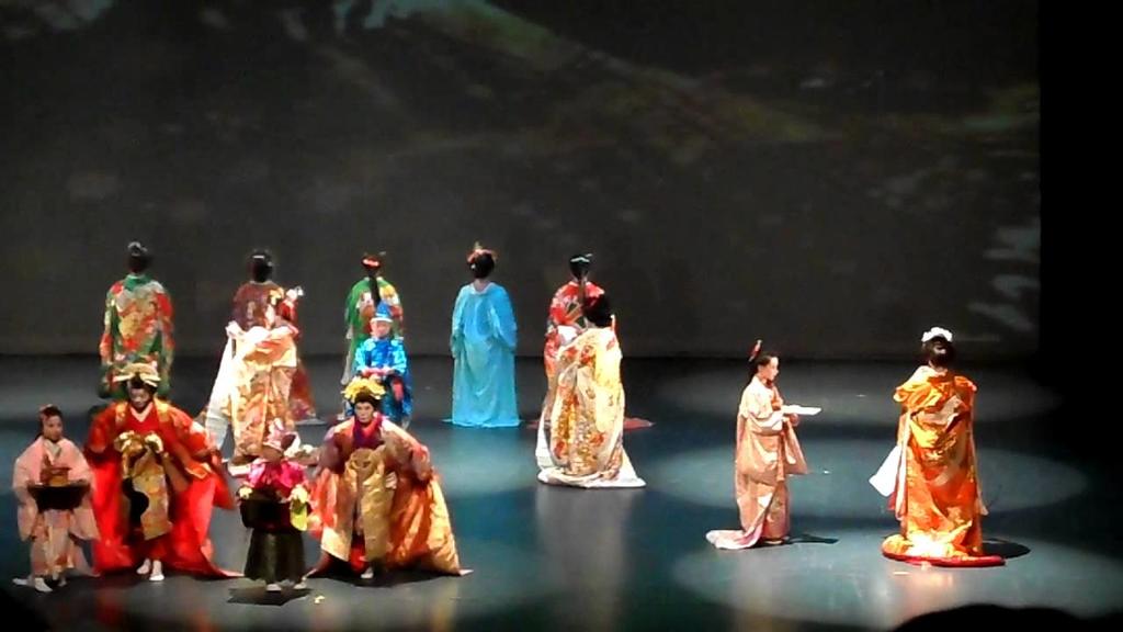 La función de danza japonesa está a cargo del grupo Ginreikai en el área de murales. (ESPECIAL)