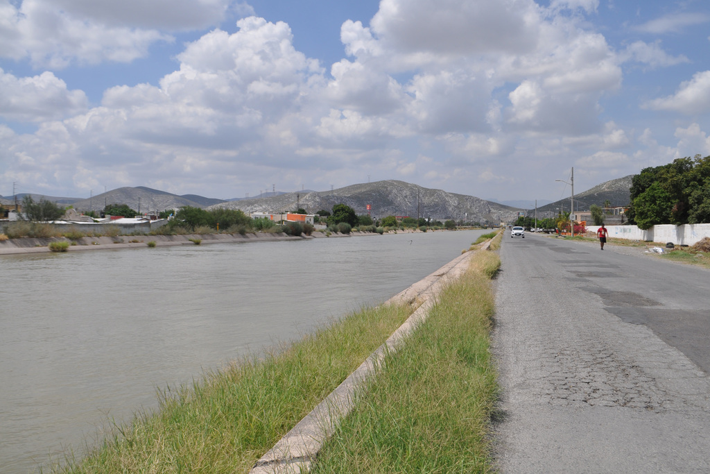 Protección Civil informó que dejó de correr agua por el canal Santa Rosa-Tlahualilo y únicamente se deriva por Sacramento. (EL SIGLO DE TORREÓN)