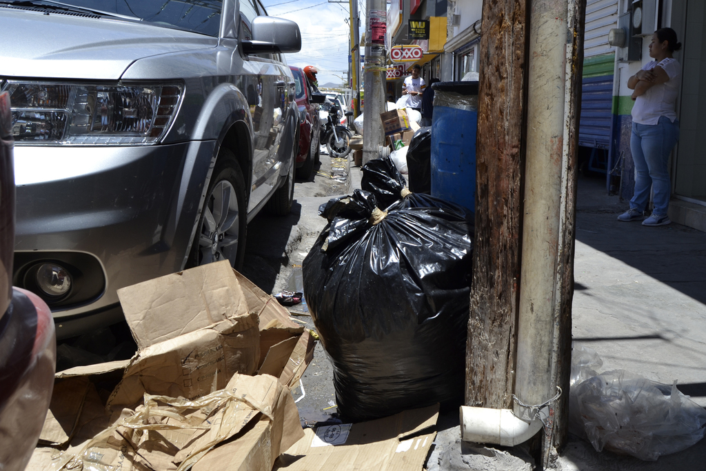 En los últimos días han denunciado acumulamientos de basura en la zona Centro del municipio de Lerdo. (EL SIGLO DE TORREÓN)