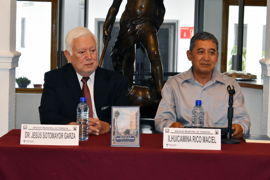 En la presentación estuvo presente el cronista Jesús Sotomayor y el autor Ilhuicamina Rico Maciel. (JOEL MENDOZA)
