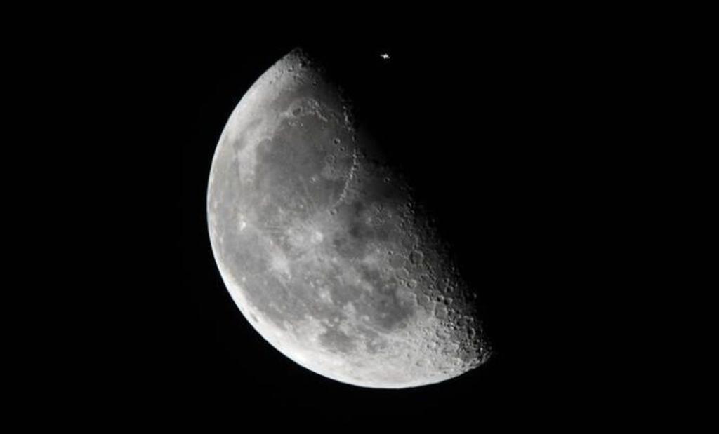 La Luna está tan próxima al Sol, que es imposible verla desde la Tierra. (INTERNET)