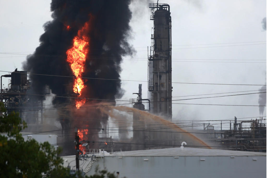 Atienden una explosión e incendio registrados en una planta de Exxon Mobil en Baytown, al oeste de Houston. (AP)
