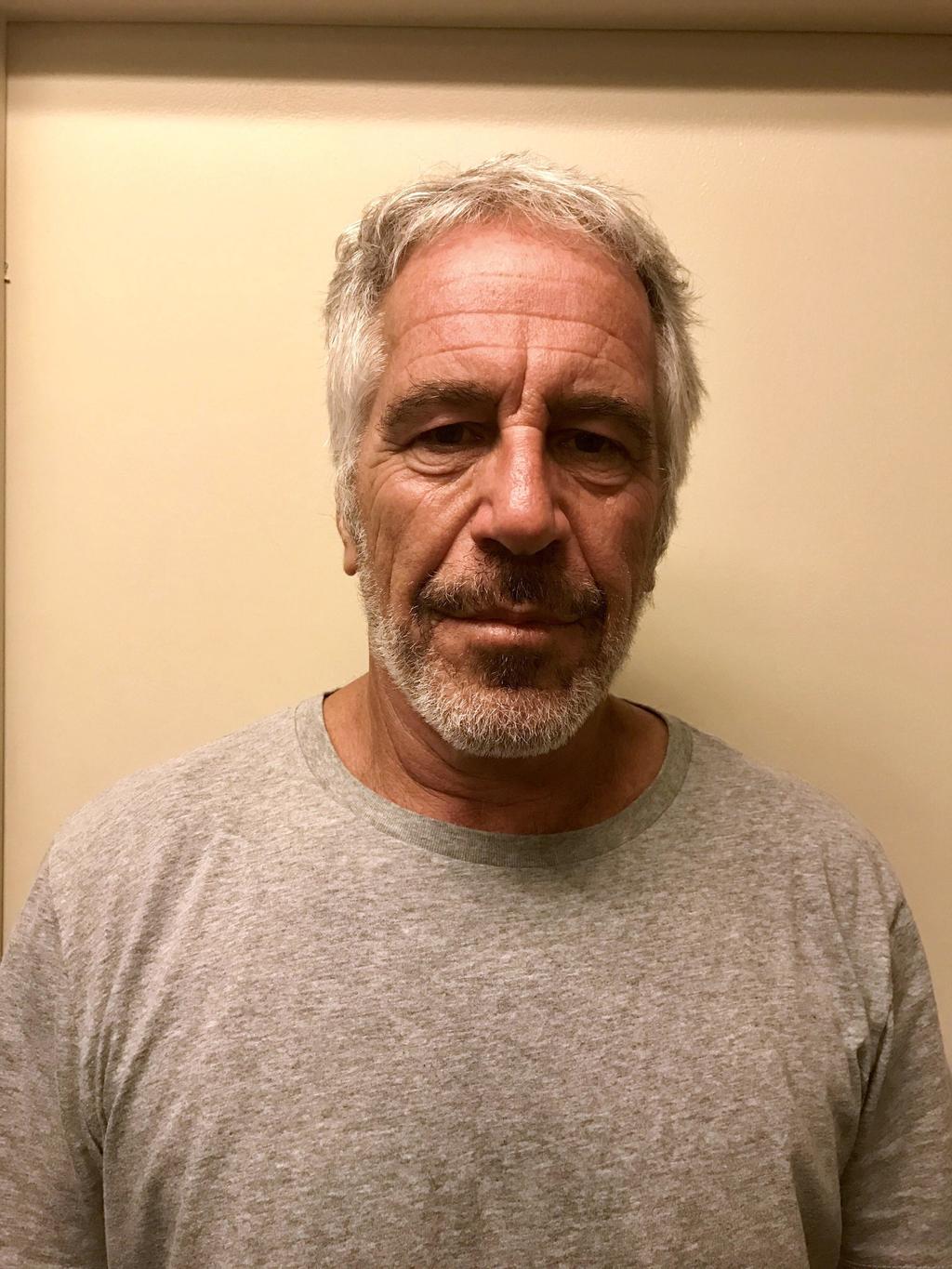 Epstein, de 66 años, compareció este miércoles ante el juez por primera vez desde que fuera encontrado semiinconsciente en la celda que ocupa en la prisión de Nueva York y con heridas en el cuello. (ARCHIVO)