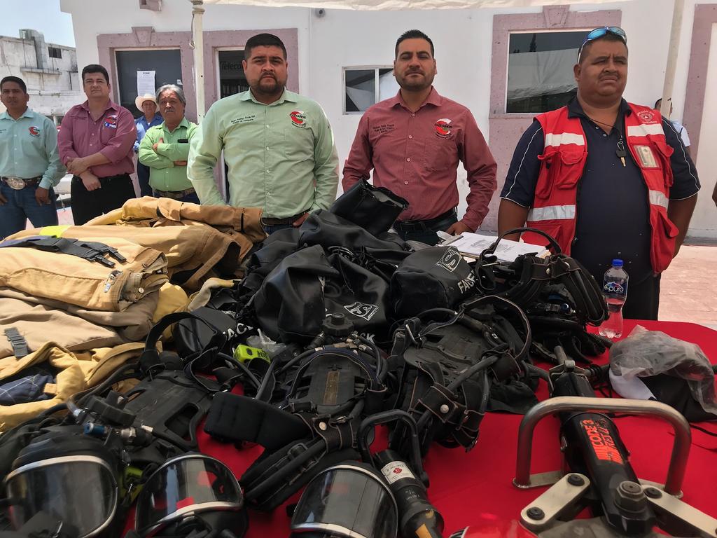 Chaquetones, pantalones, botas y cascos para el combate contra incendios también fueron incluidos en el paquete donado. (EL SIGLO COAHUILA)