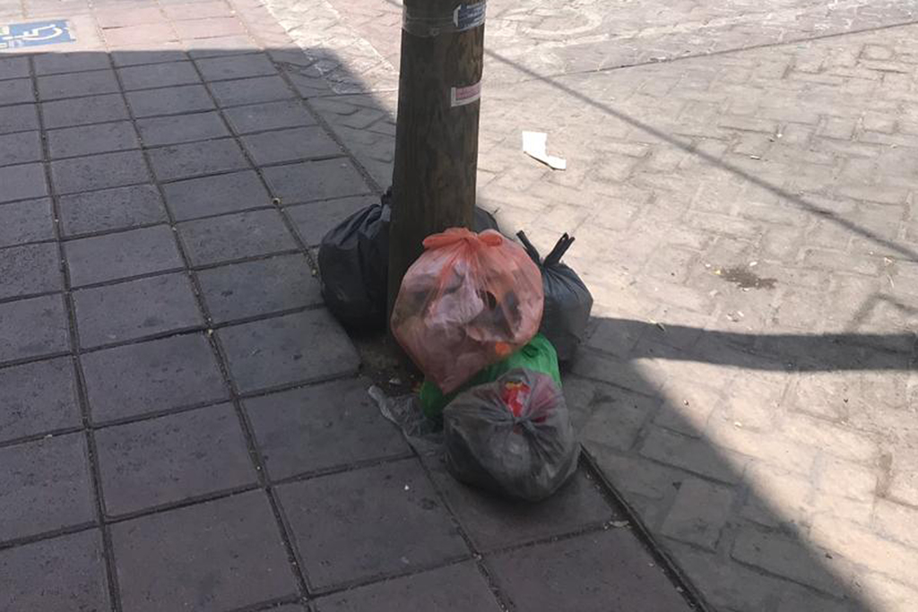 En la zona Centro del municipio de Lerdo se pueden observar bolsas de basura en las esquinas pasada la una de la tarde. (EL SIGLO DE TORREÓN/ANGÉLICA SANDOVAL)