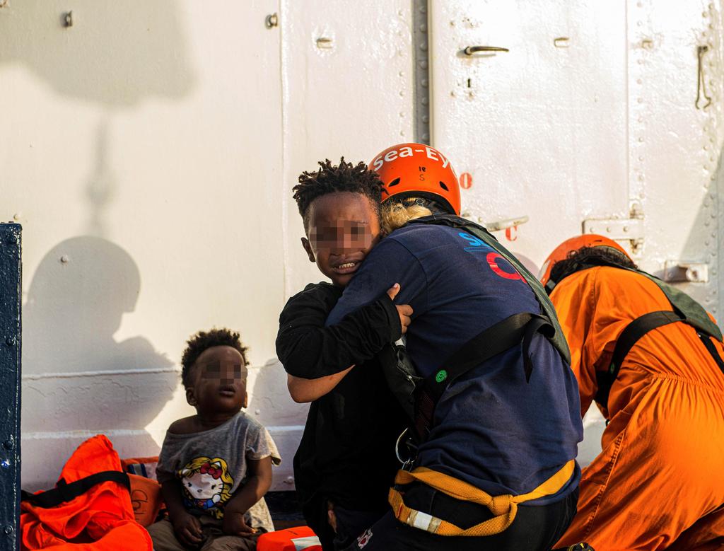 El operativo para el desembarco de los 116 migrantes comenzó luego del anuncio de Salvini. (EFE)