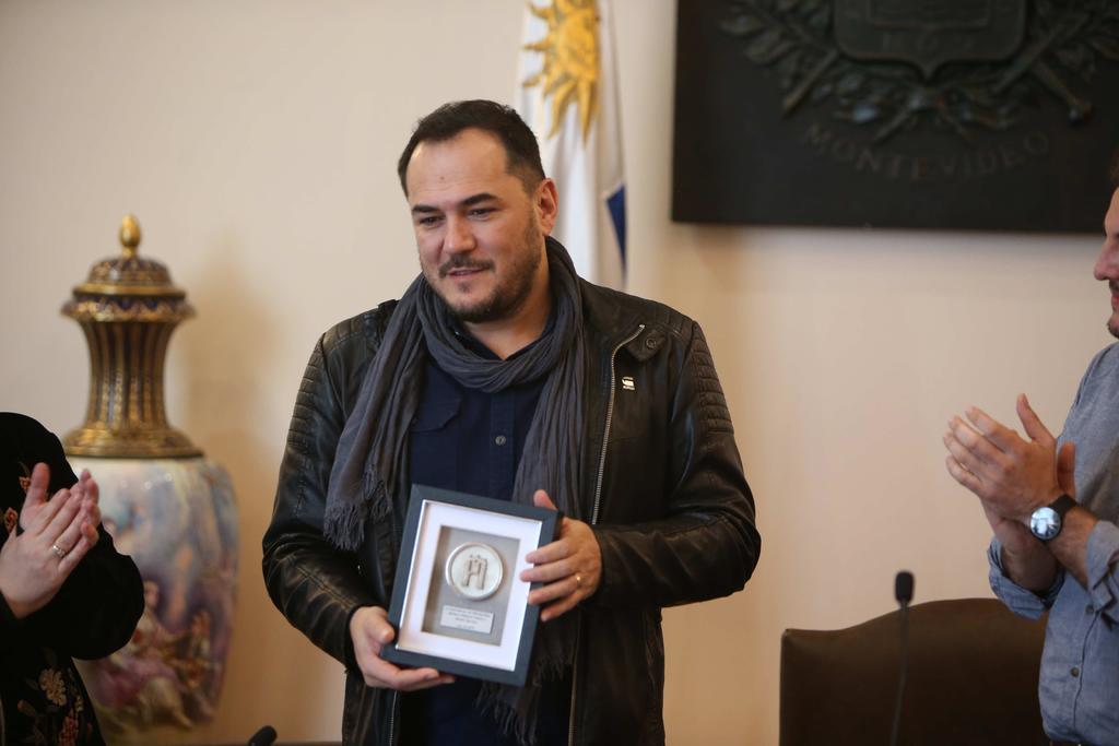 En su visita. El cantautor español Ismael Serrano recibió ayer el reconocimiento como 'visitante ilustre' de Montevideo. (EFE)