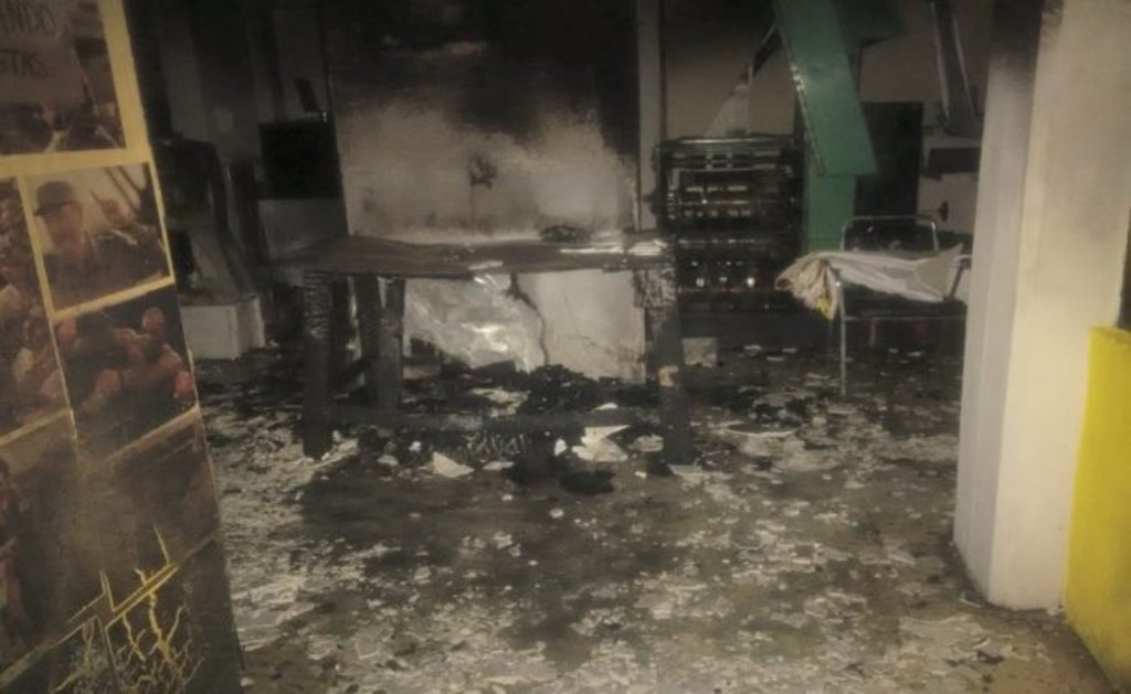 El ataque se realizó con bombas incendiarias a las oficinas del diario local de la ciudad de Parral, en Chihuahua. (ESPECIAL)