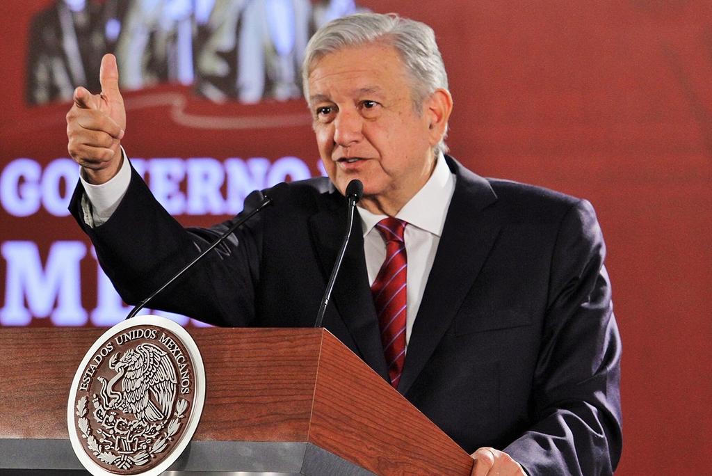 López Obrador informó que en una reunión que tuvieron ayer, el empresario Carlos Slim se comprometió a seguir invirtiendo en el país. (ARCHIVO)