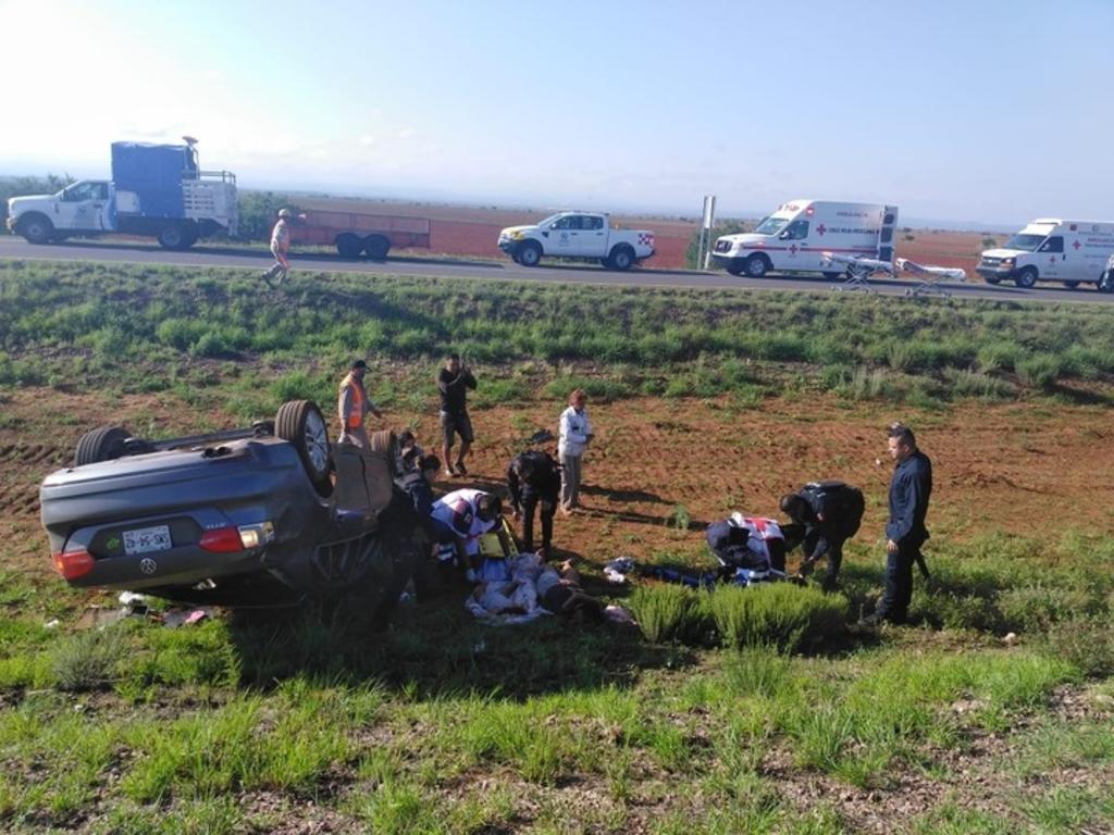 Cuerpos de auxilio tanto de la Autopista como del municipio de Guadalupe Victoria atendieron el siniestro. (EL SIGLO DE TORREÓN)