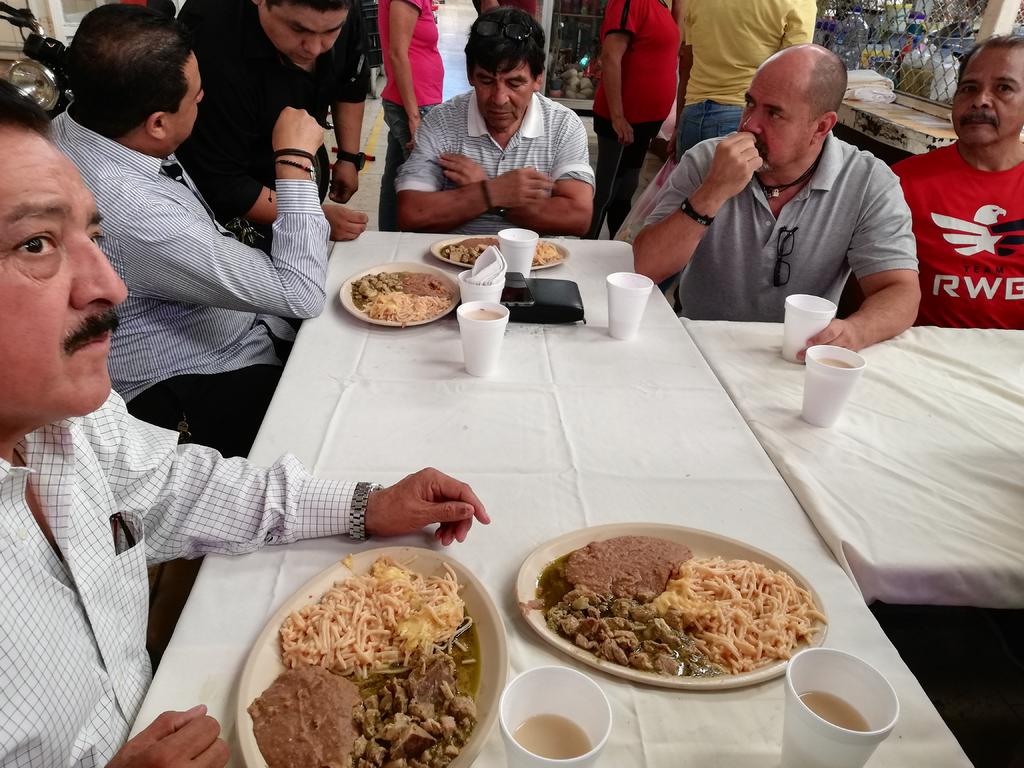 Los comerciantes del Mercado Juárez celebraron con una misa, comida y tambora el Día del Comerciante este jueves.
(EL SIGLO DE TORREÓN)