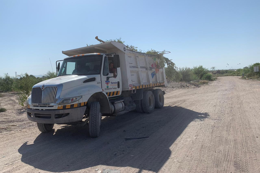 A diario, en terrenos del ejido Santa Fe, camiones del Municipio tiran basura vegetal revuelta con plásticos y escombro. (EL SIGLO DE TORREÓN)