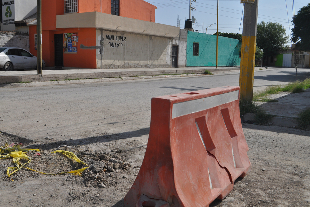 Se encuentra un hundimiento que dificulta la movilidad de los conductores que transitan por la zona. (EL SIGLO DE TORREÓN)