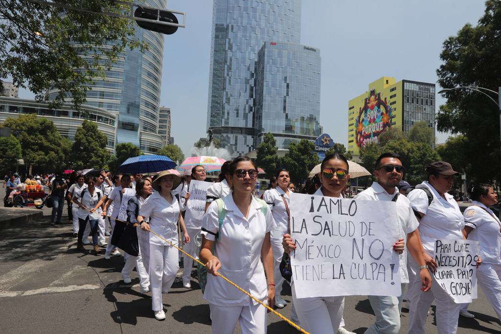 Al llegar a la secretaría encabezada por Jorge Alcocer Varela, levantaron las pancartas. (NOTIMEX)