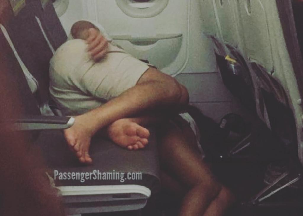 Dormir en el suelo no fue bien visto por el otro pasajero y muchos apoyan a quien denunció. (INTERNET)