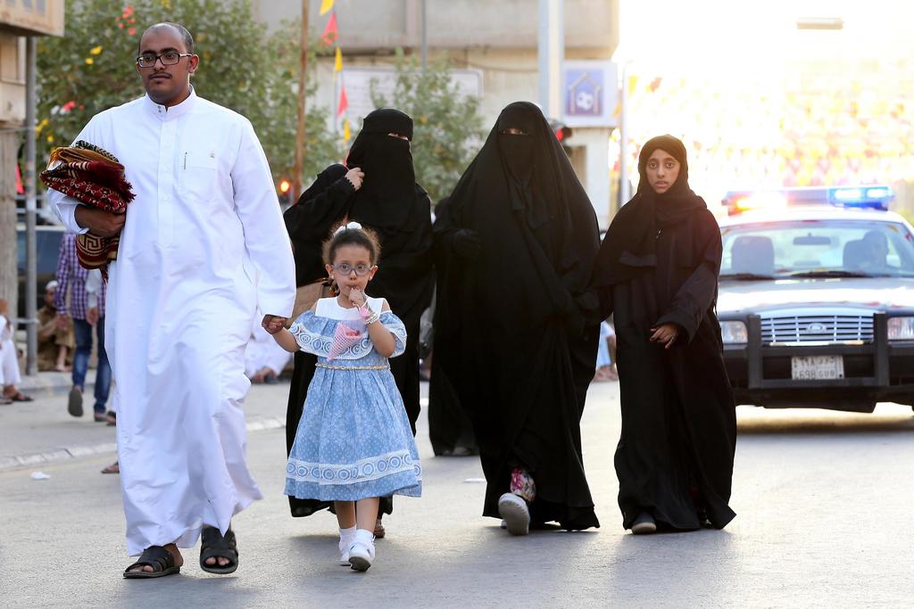Las normas sauditas requieren a los hombres menores de 21 años de edad y hasta este viernes a las mujeres de cualquier edad, el permiso de un 'guardián' hombre. (ARCHIVO)