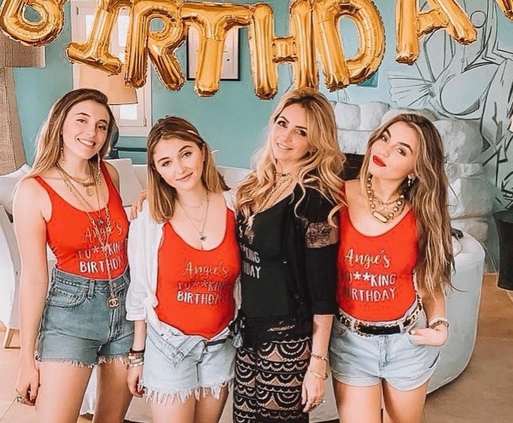 Castro posteó en su cuenta de Instagram una foto de ella en compañía de Angélica y sus dos hermanas, para celebrar el cumpleaños número 50 de su madre. (ESPECIAL)