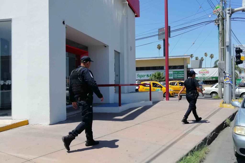 Asaltan a hombre en el exterior de una sucursal bancaria de Torreón; los ladrones lograron huir con rumbo desconocido.