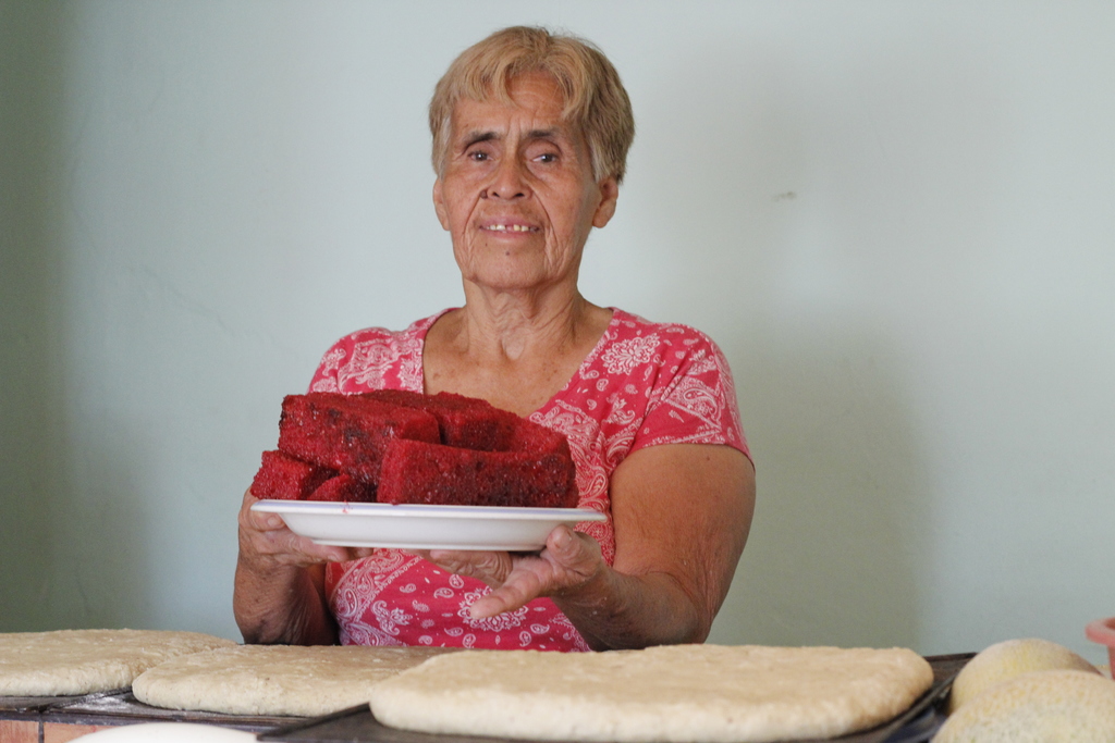 Tradición coahuilense. Ofelia Aguirre tiene 20 años elaborando pan 'mamón'.