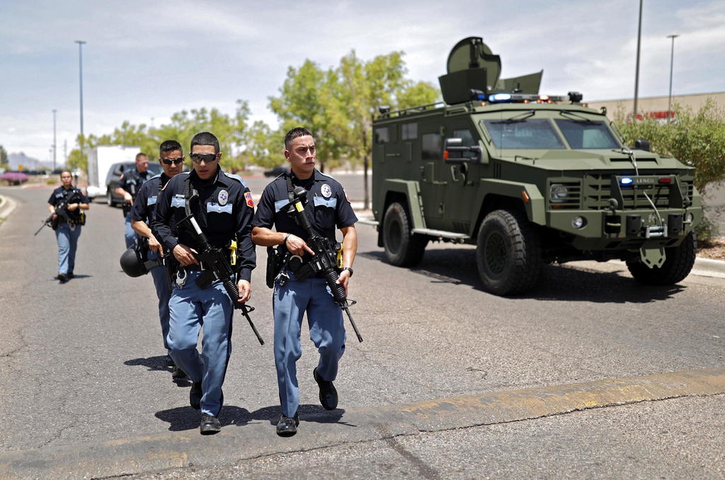 Policías de Texas durante el operativo contra el tirador activo.