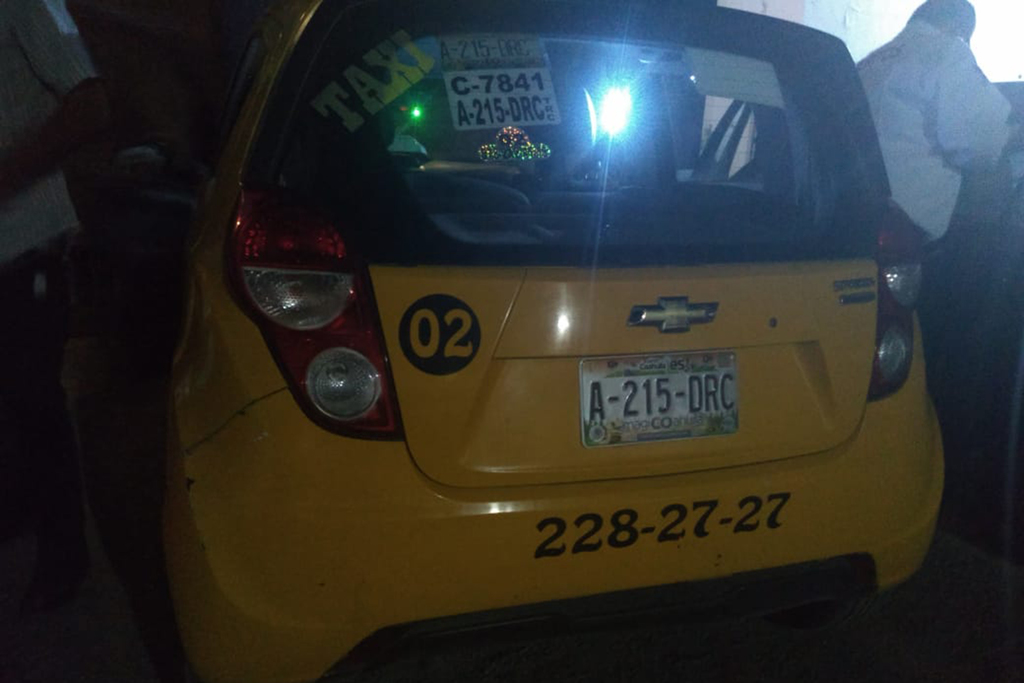 Conductor en estado de ebriedad choca contra un taxi que esperaba la luz verde del semáforo. (EL SIGLO DE TORREÓN)