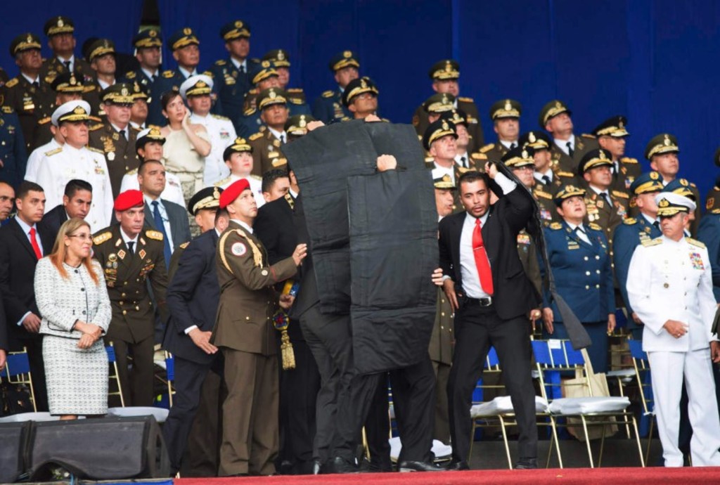 La última imagen que vieron los venezolanos, fue la de cientos de militares que rompieron filas.