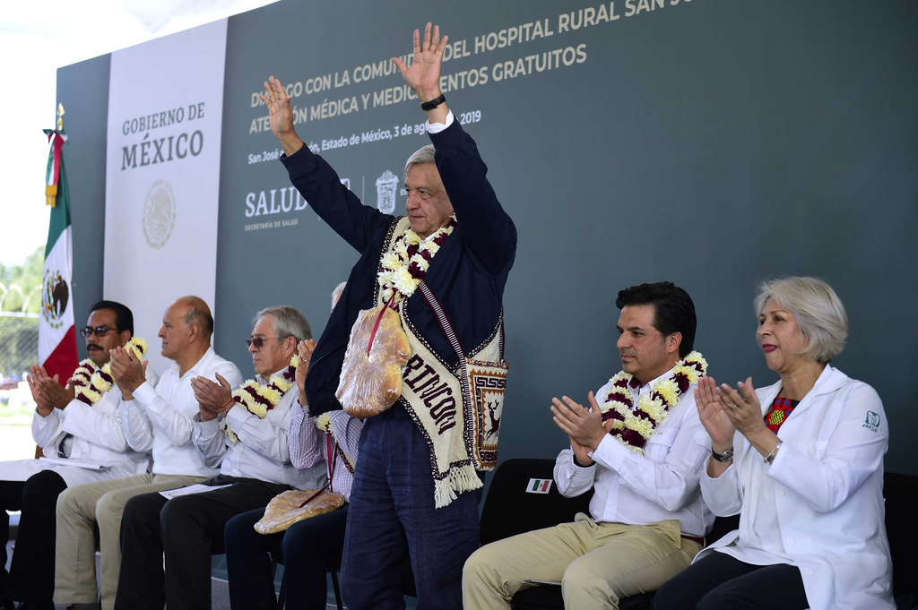 El presidente López Obrador (centro) señaló que 'hay vacantes en el Seguro Social que no se ocupan'.