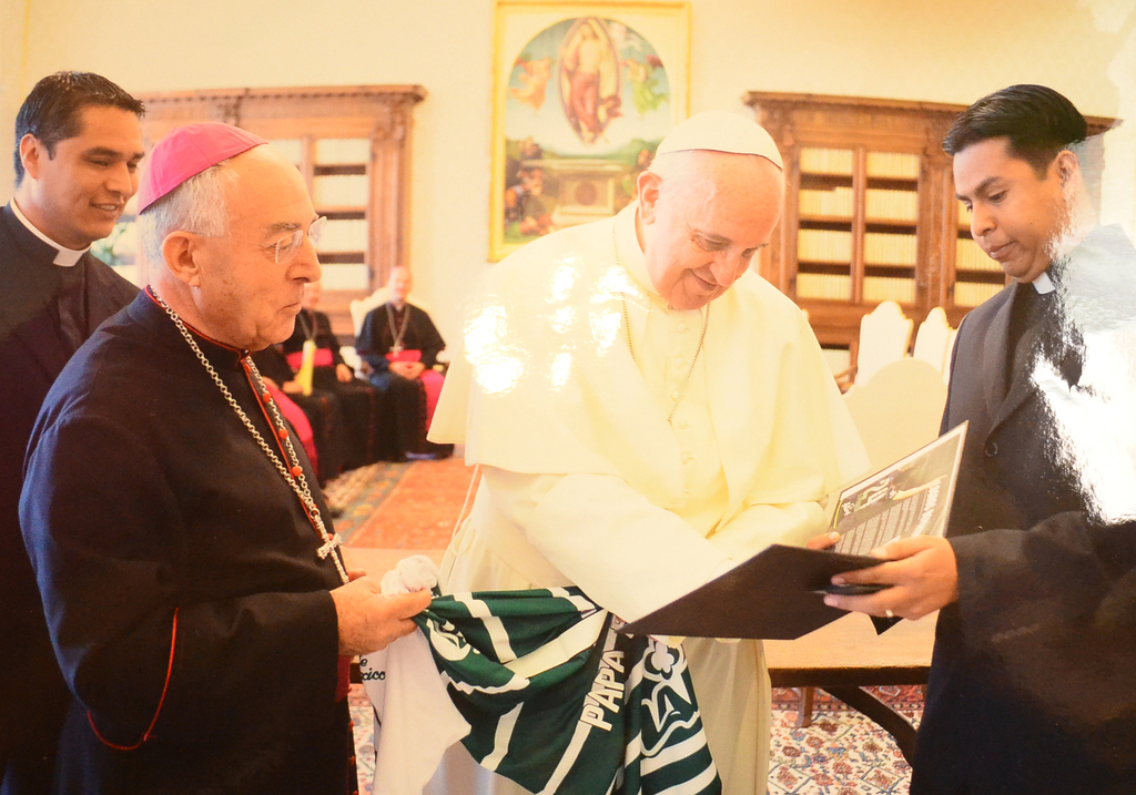 Monseñor Galván Galindo visitó en el Vaticano al Papa Francisco. (CORTESÍA)