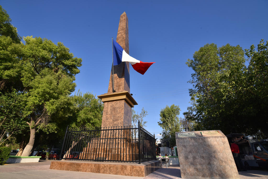 Obelisco. Establecido a la entrada de Lerdo, al ras del bulevar Miguel Alemán. Se trata de un homenaje a la unión de la comunidad francesa con el pueblo laguneros y se inauguró el domingo 14 de julio del 2019. (EL SIGLO DE TORREÓN)