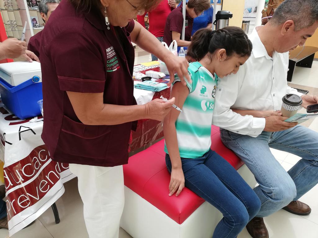Niños y niñas acudieron este domingo por la mañana a la vacunación gratuita del papiloma humano. (EL SIGLO DE TORREÓN)