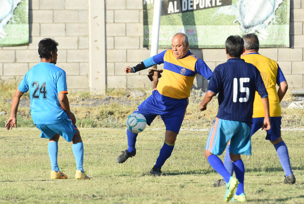 La Liga Máster de Futbol de la Laguna, puso este domingo la actividad de su campaña Invierno 2019 en las categorías Máster, Supermaster y Máster KOS. (EL SIGLO DE TORREÓN)