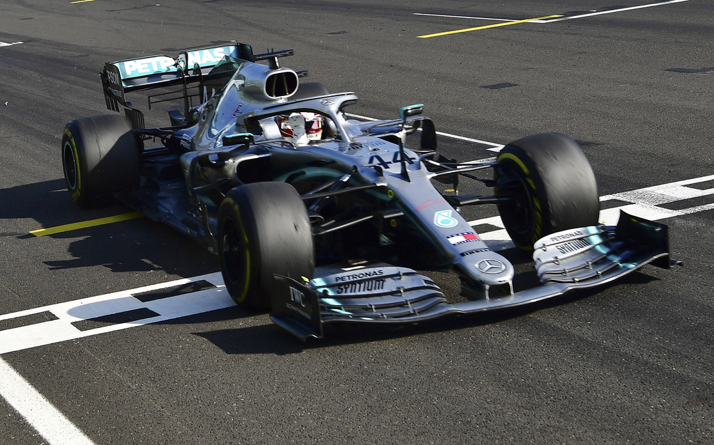 El británico Lewis Hamilton cruza la meta en el Gran Premio de Hungría; es su victoria 81 en la Fórmula Uno. (AP)