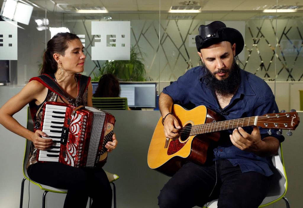 Músicos. Los vocalistas de la banda argentina La Fanfarria del Capitán, Victoria Cornejo (i) y Jero Capitán. (EFE)