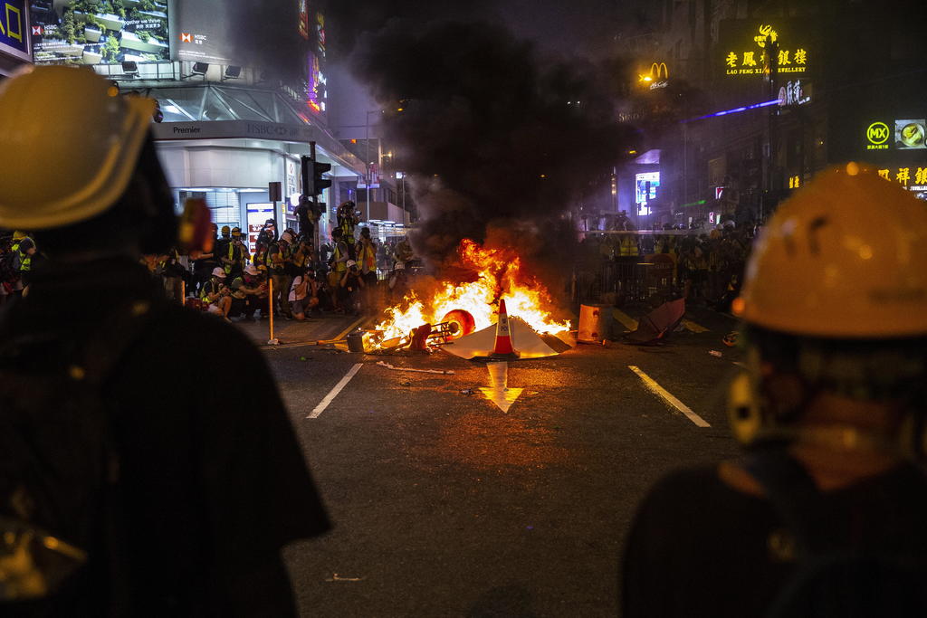 La Policía de Hong Kong volvió a reprimir a los manifestantes con gases lacrimógenos. (EFE)