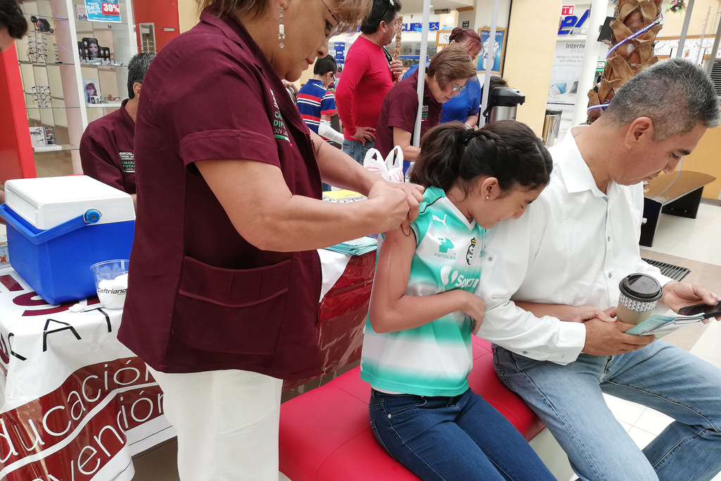 Buena respuesta por la mañana tuvo la campaña gratuita de vacunación de papiloma humano. (VIRGINIA HERNÁNDEZ)