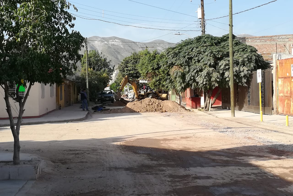 Las labores del Simas se han prolongado por lo menos tres meses sobre la calle Félix U. Gómez. (FERNANDO COMPEÁN)