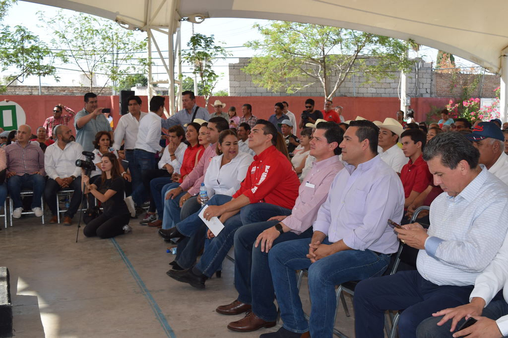 Alejandro Moreno Cárdenas 'Alito' se reunió ayer con priistas de La Laguna de Durango. (EL SIGLO DE TORREÒN / MA. ELENA HOLGUÍN)