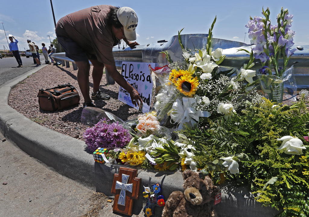 Una persona de origen mexicano deja una ofrenda por la masacre de ayer en El Paso, Texas. (EL UNIVERSAL)