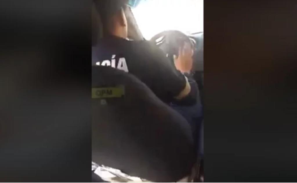 El uso indebido del vehículo oficial fue difundido en un video publicado en redes sociales por una de las jóvenes, lo cual generó críticas hacia el elemento.
(ESPECIAL)
