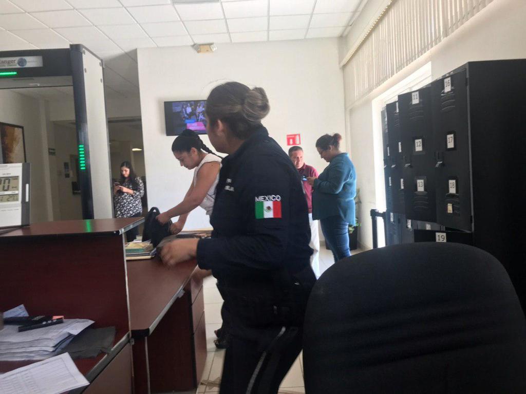 Al ocultar los policías de Fuerza Coahuila la lista de audiencias, impide a los comunicadores enterarse qué procesos penales hay y a qué horas se están ventilando. (EL SIGLO COAHUILA)