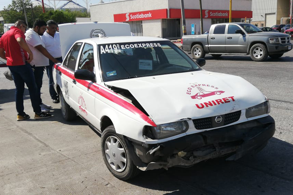 Una mujer que viajaba como pasajera en el taxi resultó lesionada y fue llevada a la clínica 46 del IMSS para su atención médica. (EL SIGLO DE TORREÓN)