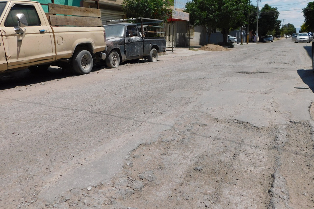 Un importante desgaste en el pavimento puede observarse en diversas vialidades de Matamoros. (EL SIGLO DE TORREÓN / BEATRIZ SILVA)
