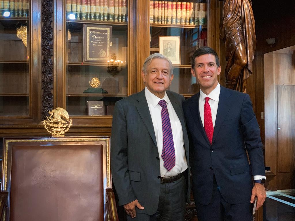 El CEO del banco de inversión Goldman Sachs, John E. Waldron, expresó hoy su confianza en la economía de México, al reunirse con el mandatario Andrés Manuel López Obrador en Palacio Nacional. (TWITTER)