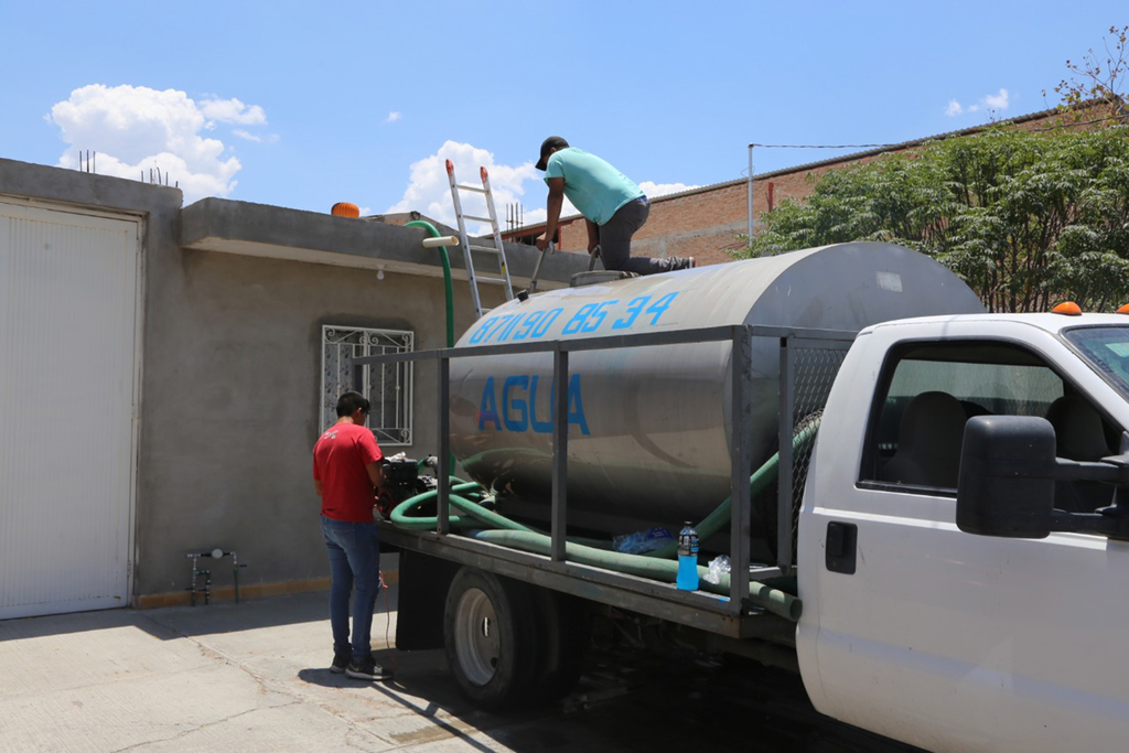 Hasta la tarde del martes el Simas había repartido más de 200 mil litros de agua en pipas en el sector Centro de Torreón. (ROBERTO ITURRIAGA)