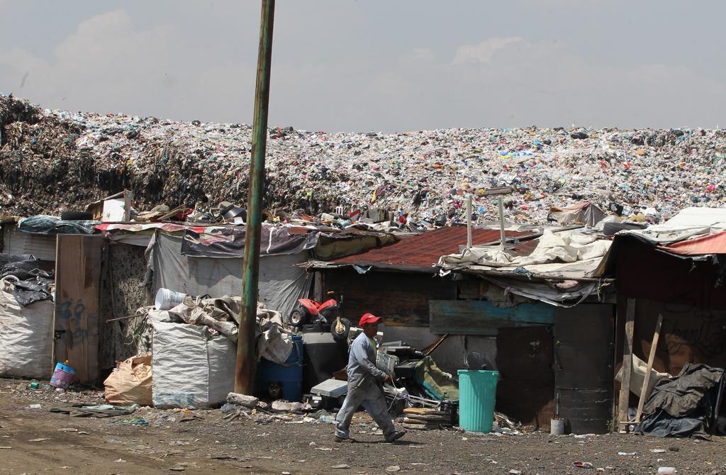 La gestión integral del plástico y sus derivados a través del reciclaje está ayudando a reducir la fuerte carga de residuos sólidos urbanos que reciben a diario los vertederos mexicanos, según coinciden expertos consultados por Efe. (EFE)